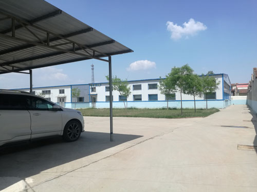 德州健之源地處魯西北平原，毗鄰黃河故道森林公園，生產(chǎn)條件環(huán)境優(yōu)越，擁有現(xiàn)代化的廠房，標(biāo)準(zhǔn)化的生產(chǎn)車間，公司擁有三證：SC食品生產(chǎn)許可證、GMP證、食品出口生產(chǎn)企業(yè)證書，生產(chǎn)過程中采用ISO22000管理體系進(jìn)行科學(xué)管理，并擁有近十年的生產(chǎn)加工經(jīng)驗，產(chǎn)品口感、湯色、功效等各項指標(biāo)均能達(dá)到客戶滿意，生產(chǎn)采用全自動帶線帶牌袋泡茶包裝機(jī)生產(chǎn)線，有全套的粉碎和超微粉碎、分篩、烘干、滅菌、制粒、制袋等設(shè)備，科學(xué)的生產(chǎn)工藝和嚴(yán)格規(guī)范的滅菌殺毒技術(shù)。